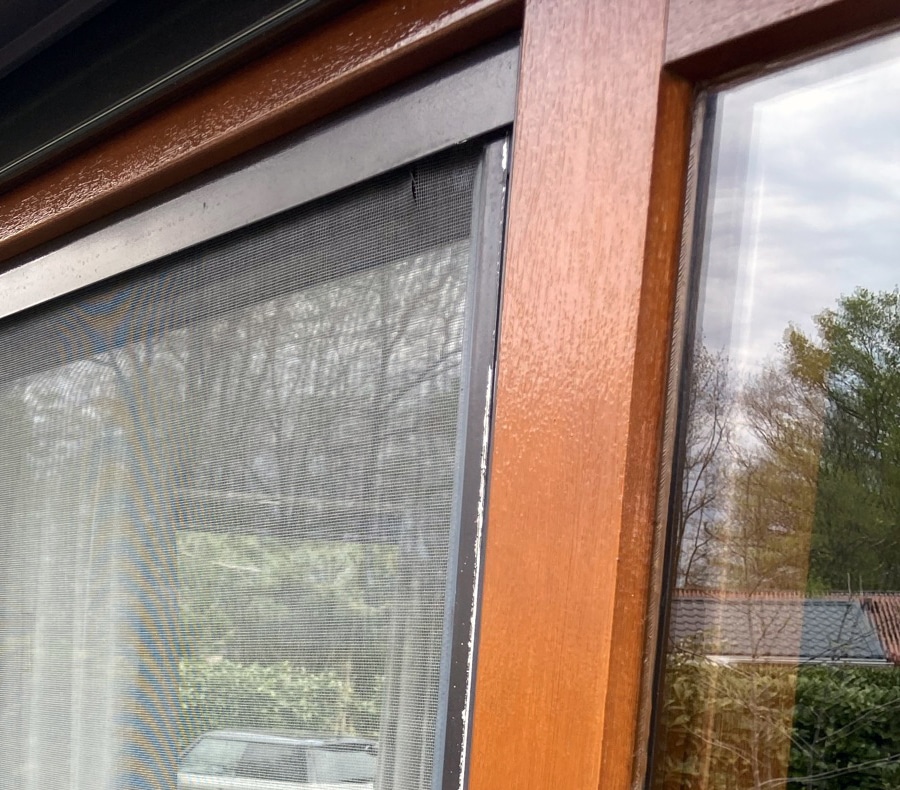 Houten kozijn met oude deurhor