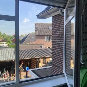 Volledig geopend raam kunststof