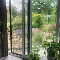 Uitzicht met plissé deurhor gedeeltelijk gesloten